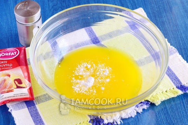 Всыпать в растопленное масло разрыхлитель