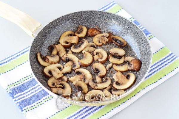 Шампиньоны жарятся в сковороде