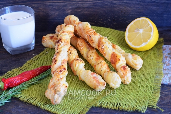 Готовые сырные палочки из слоеного теста