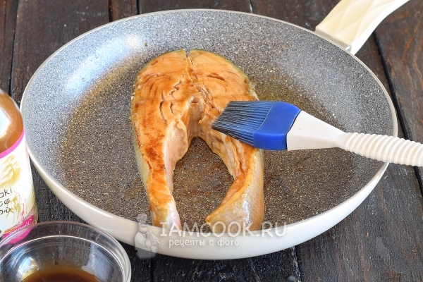 Смазать рыбу соусом террияки