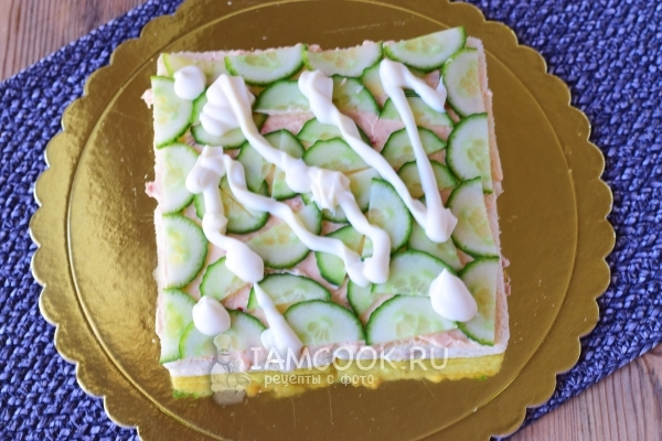 Положить огурец и майонез