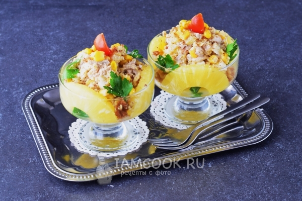 Фото салата с ананасами, курицей и грецкими орехами