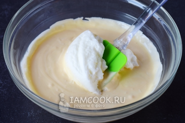 Ввести взбитые белки