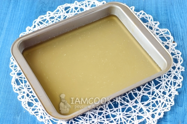 Перелить желатин в форму