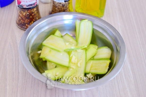 Положить чеснок