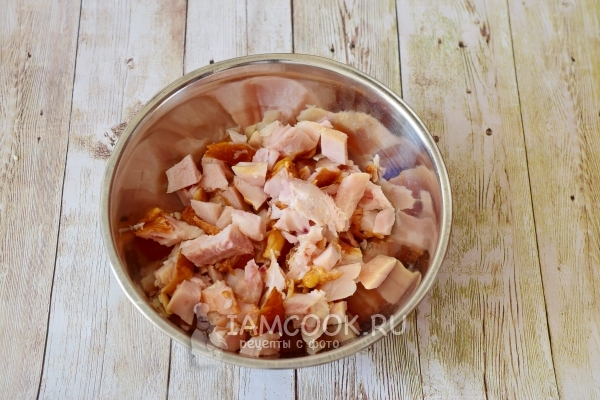 Порезать копченую курицу