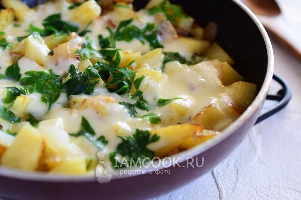 Фото жареной картошки с сыром на сковороде