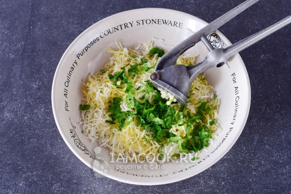 Положить зелень и чеснок