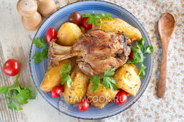 Рецепт свиной рульки с картошкой в духовке