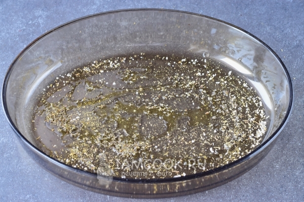 Форму смазать маслом и посыпать специями