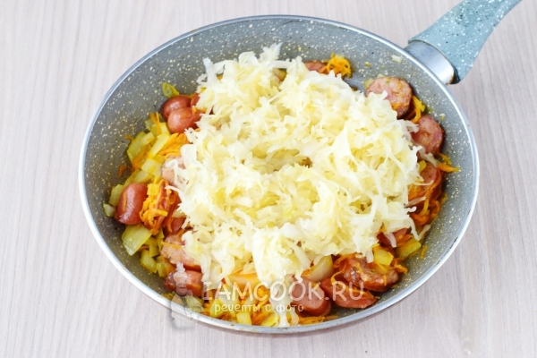 Положить квашеную капусту