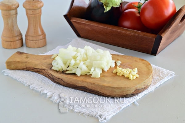 Порезать лук и чеснок