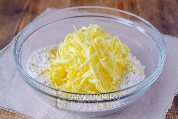 Натереть маргарин