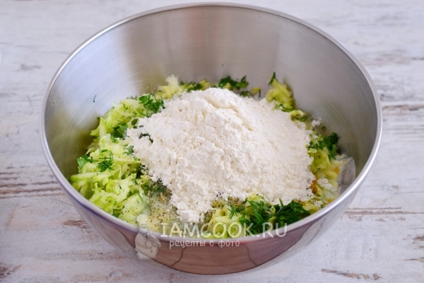 Всыпать муку