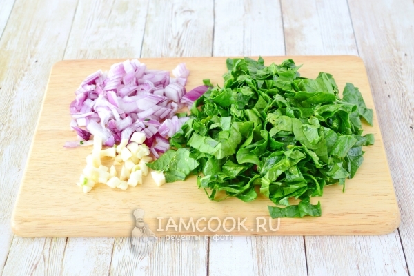 Порезать лук, чеснок и шпинат