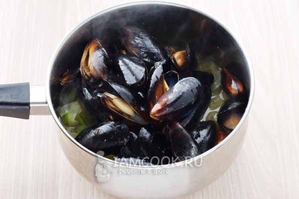 Положить мидии