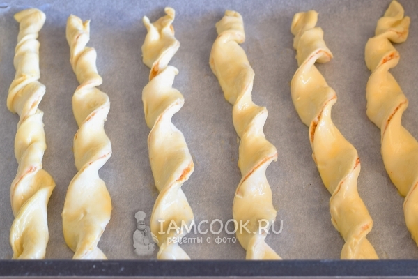 Выложить спиральки из теста на противень