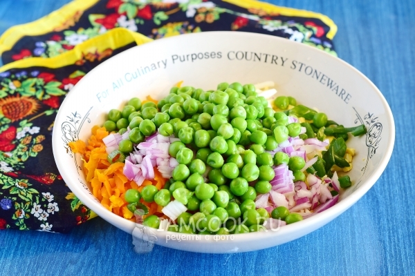 Положить зеленый горошек