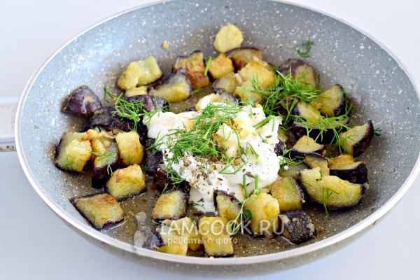 Добавить зелень, сметану, чеснок и специи