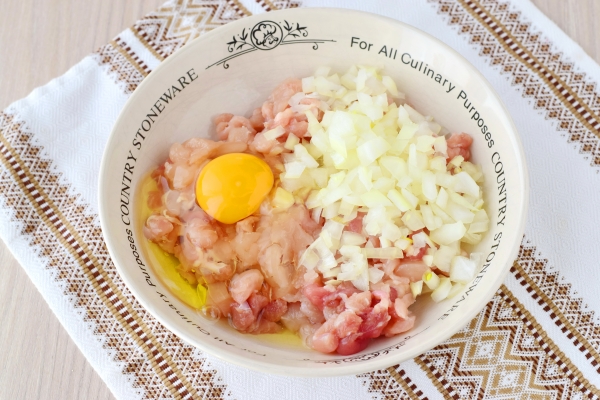 Добавить лук и яйцо