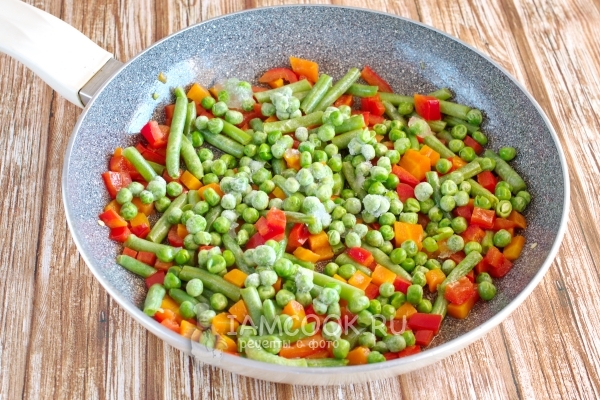 Положить зеленый горошек