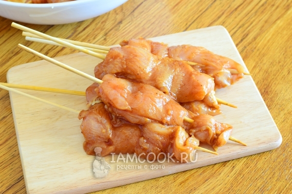 Нанизать мясо на шпажки