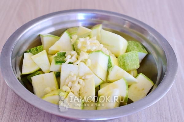 Положить чеснок