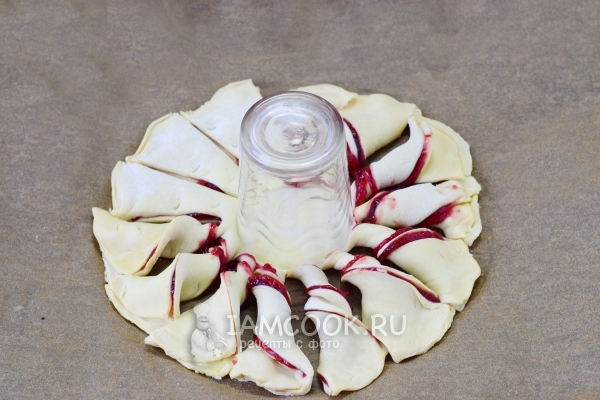 Скрутить полоски теста