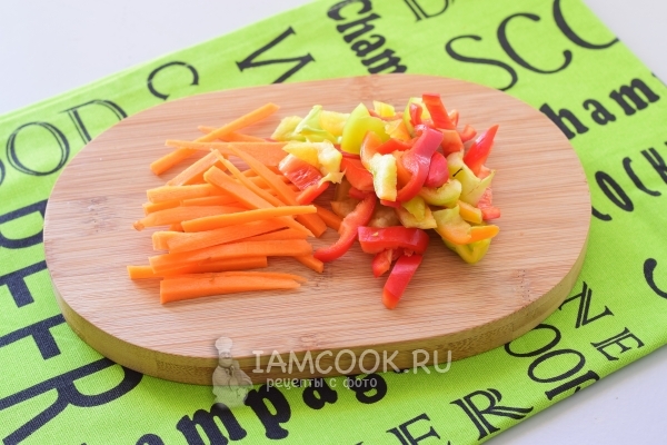 Порезать перец и морковь
