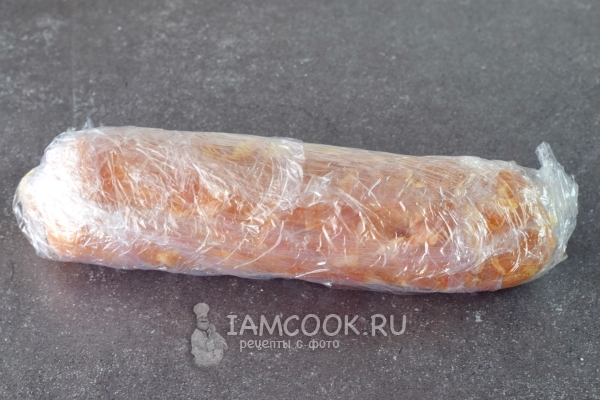 Обернуть рулет пленкой