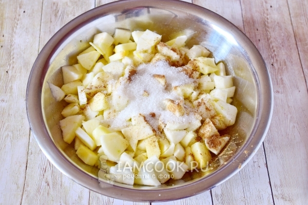 Всыпать к яблокам сахар и корицу