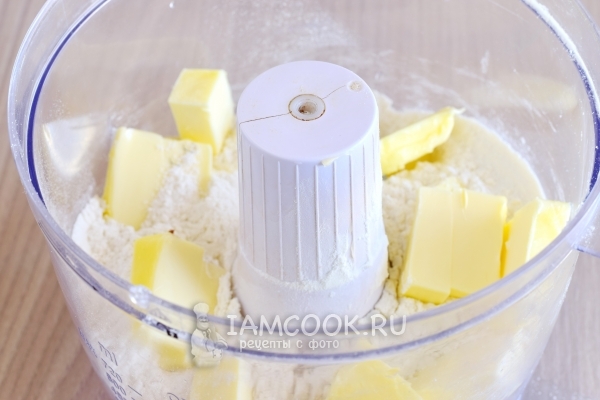 Соединить масло с мукой