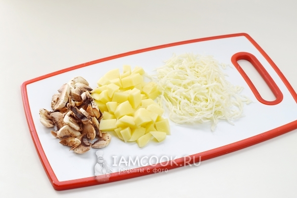 Порезать капусту, картофель и грибы