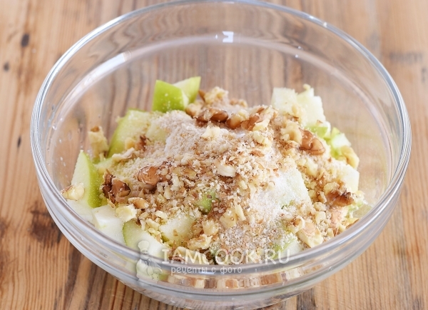 Всыпать сухари и грецкие орехи