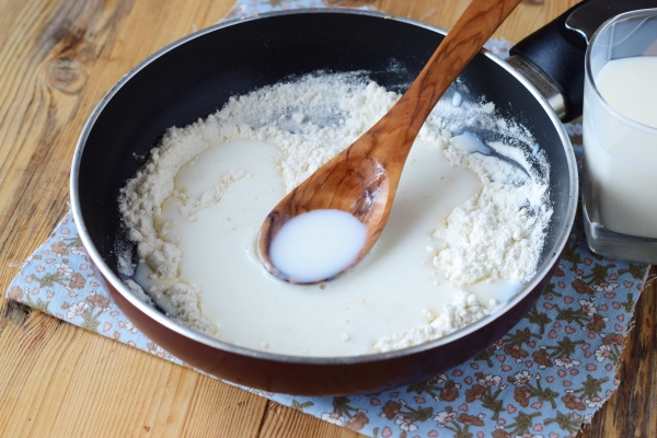 Влить молоко