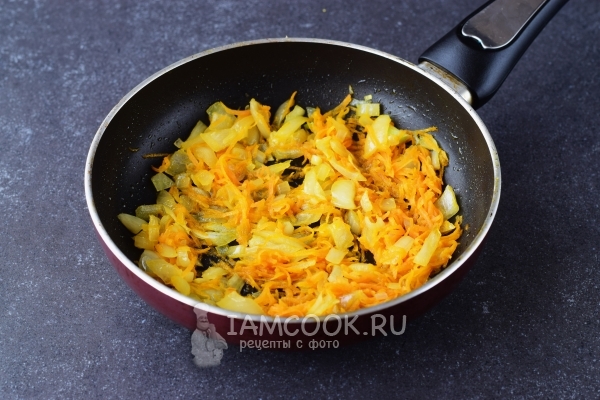 Обжарить лук с морковью