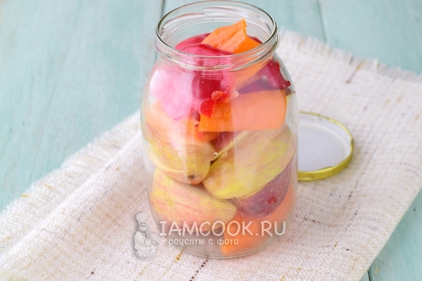 Выложить в банку слоями яблоки и перец
