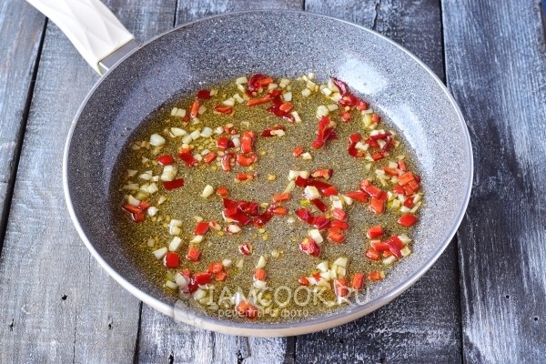Обжарить чеснок с перцем