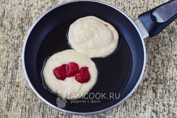 Пожарить оладьи с ягодами