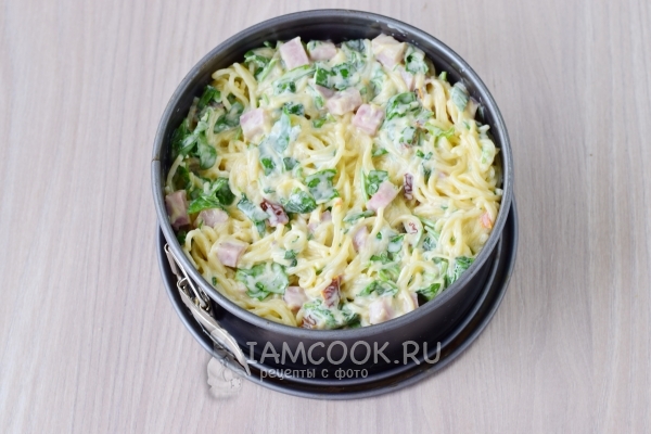 Выложить макаронную массу в форму