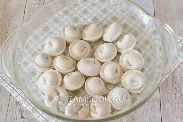 Выложить в форму пельмени