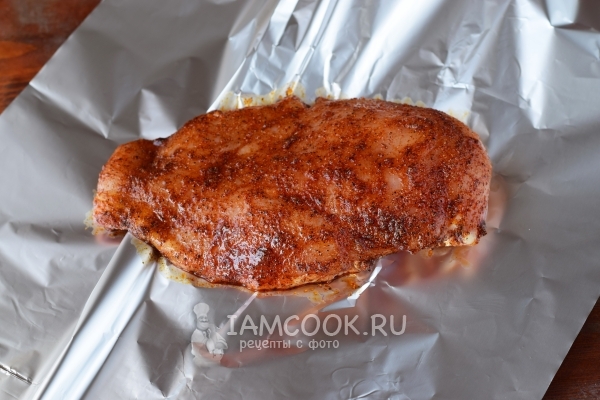 Положить мясо на фольгу