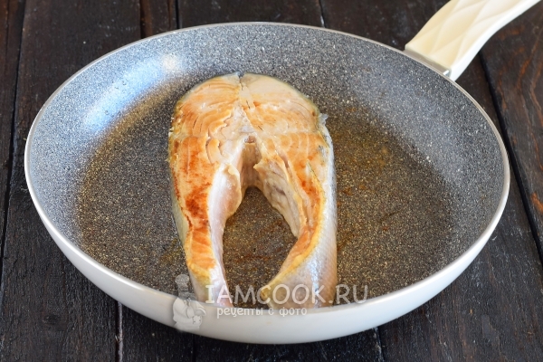 Обжарить рыбу на сковороде