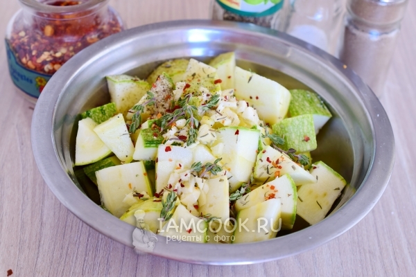 Всыпать соль и специи