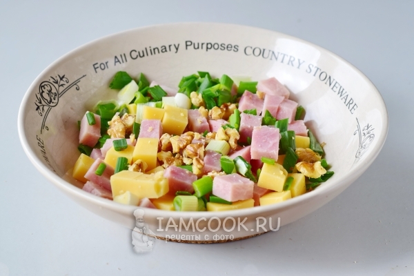 Соединить ветчину, сыр, орехи и зеленый лук