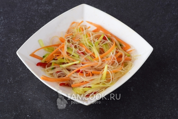 Размешать овощи с фунчозой и заправкой