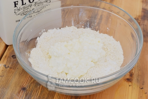 Положить творог