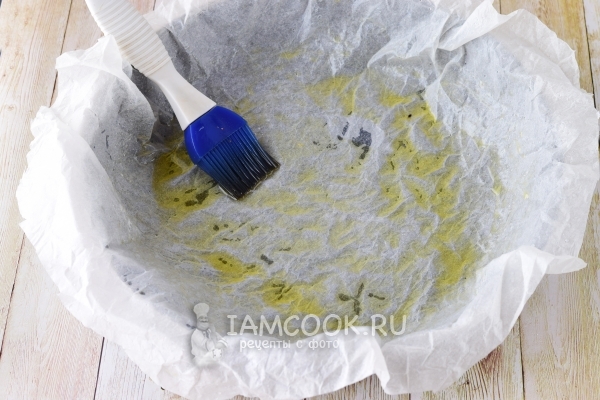 Смазать форму маслом