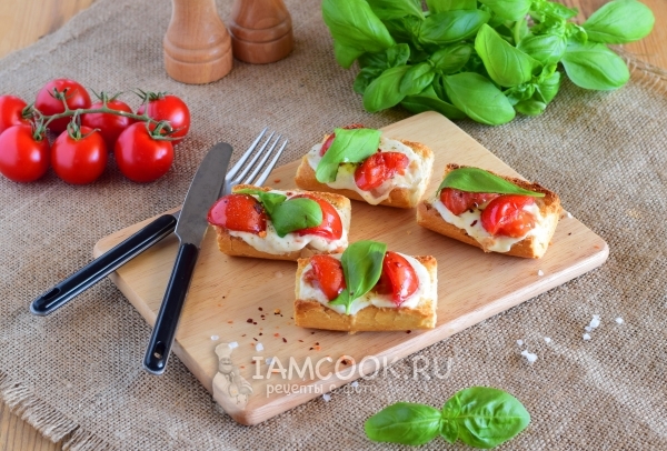 Готовые брускетты с помидорами черри и моцареллой