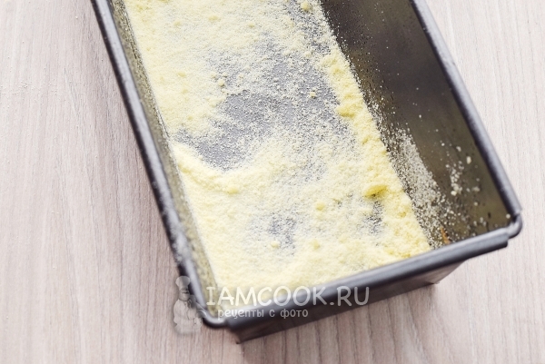 Форму смазать маслом и присыпать мукой